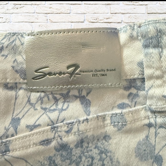 NWT Women's Seven7 Jean Denim Skirt Size 10 - White with Blue Flowers - Picture 4 of 5